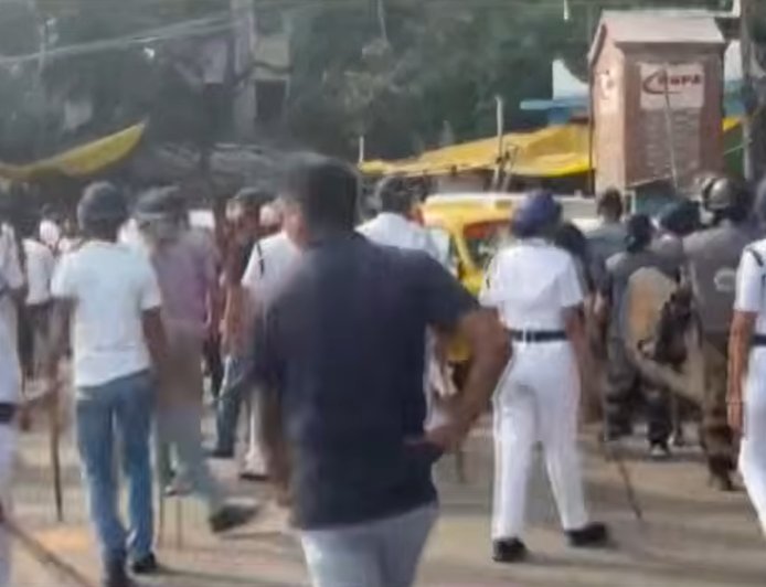 Bulldozer protest meet turns violent in Kolkata | Lathi charge at Park Circus 7-point